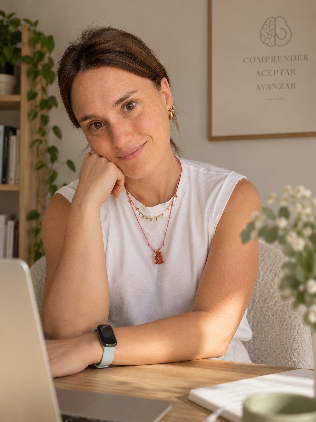 Marina del Olmo, psicóloga, trabajando en su escritorio